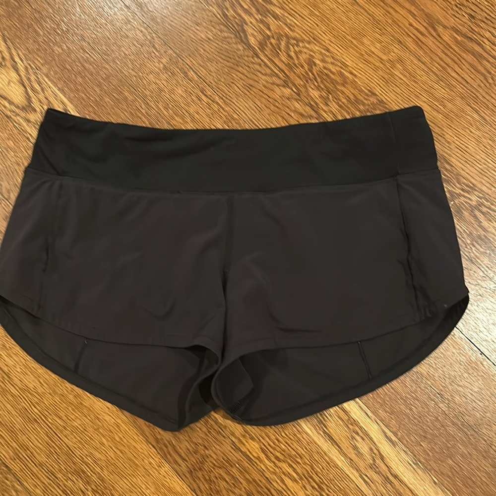 lululemon 2.5” black speed up shorts                               size 6